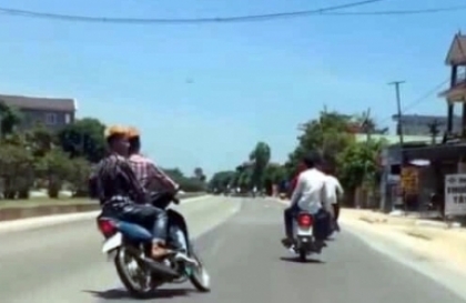 Nghị định 168 - Lỗi trừ 10 điểm GPLX: Điều khiển xe máy lạng lách, đánh võng trên đường gây TNGT